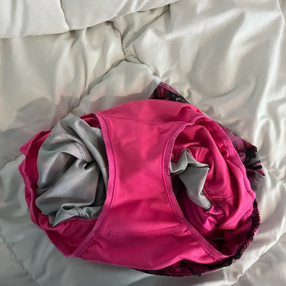 Lululemon Hotty hot shorts - Picture 4 of 5